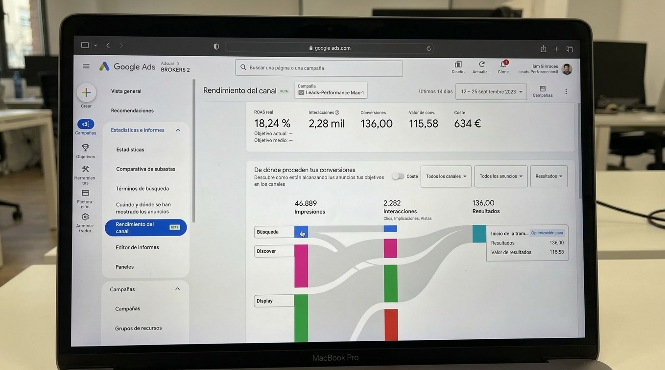 Especialista en paid media configurando una campaña de Performance Max en Google Ads en pantalla de computadora